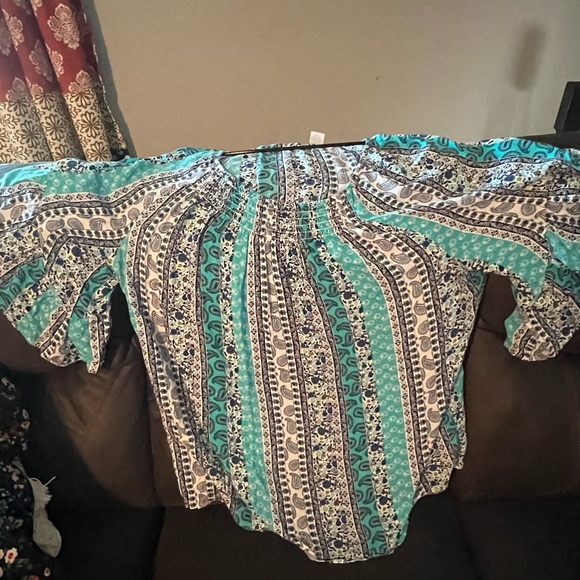 Summer light weight top with that gathering around the scoop neck. Sever designs - Picture 2 of 4